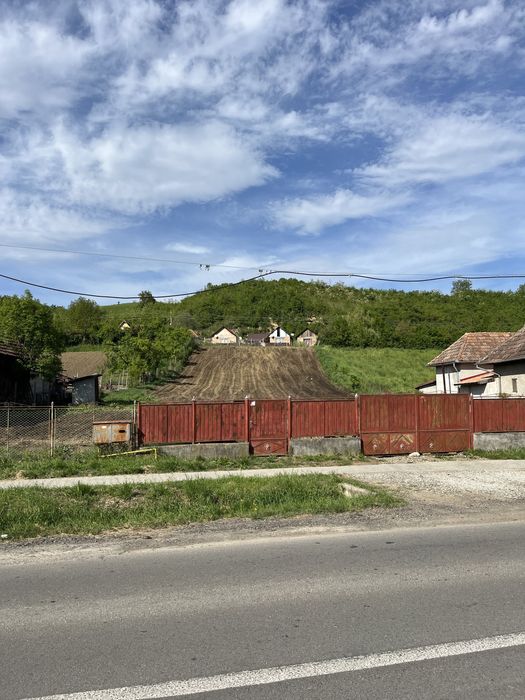 Vand teren intravilian in centrul Comunei Ceuasu