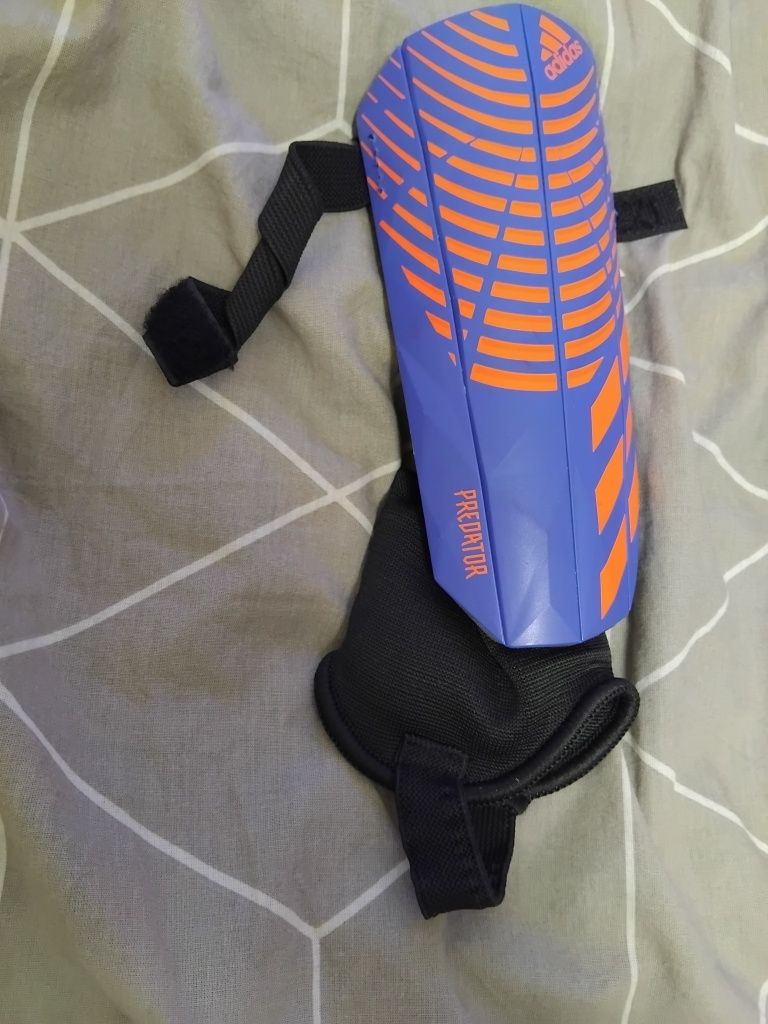 Продавам кори за футбол на adidas predator.