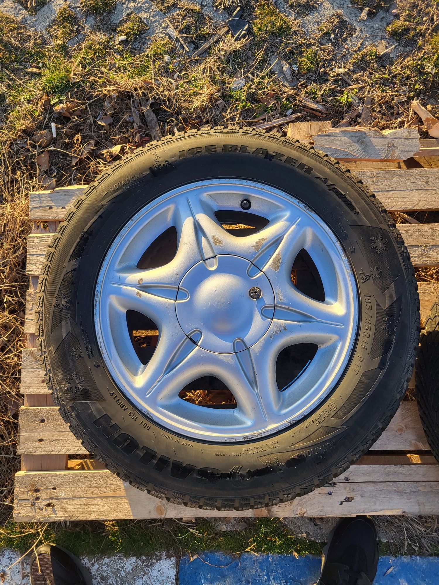 Чисто нови зимни гуми с джанти 4х100 15ки