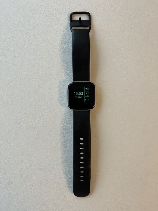 Ceas smartwatch Fitbit Versa Lite si bratara fitness Fitbit Inspire HR