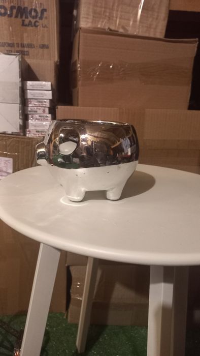 Малка кашпа в форма на прасе