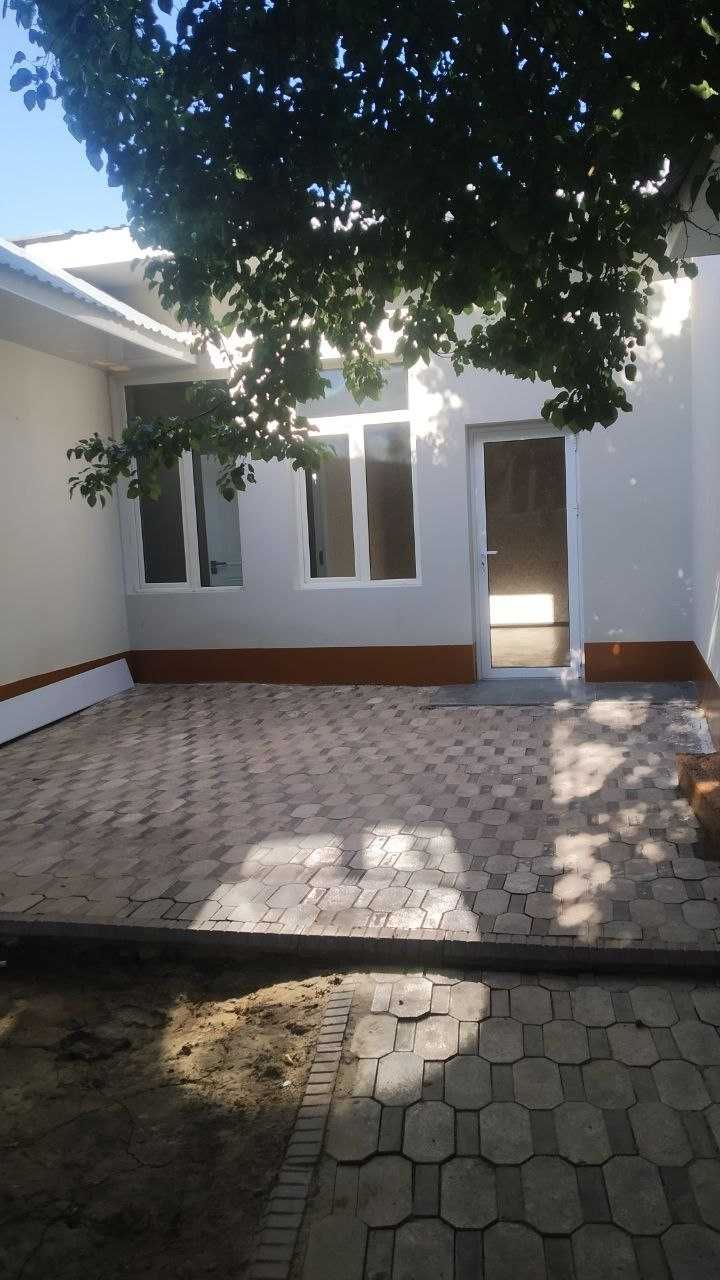 Chorsu 2sotixlik hovli kelishib sotiladi