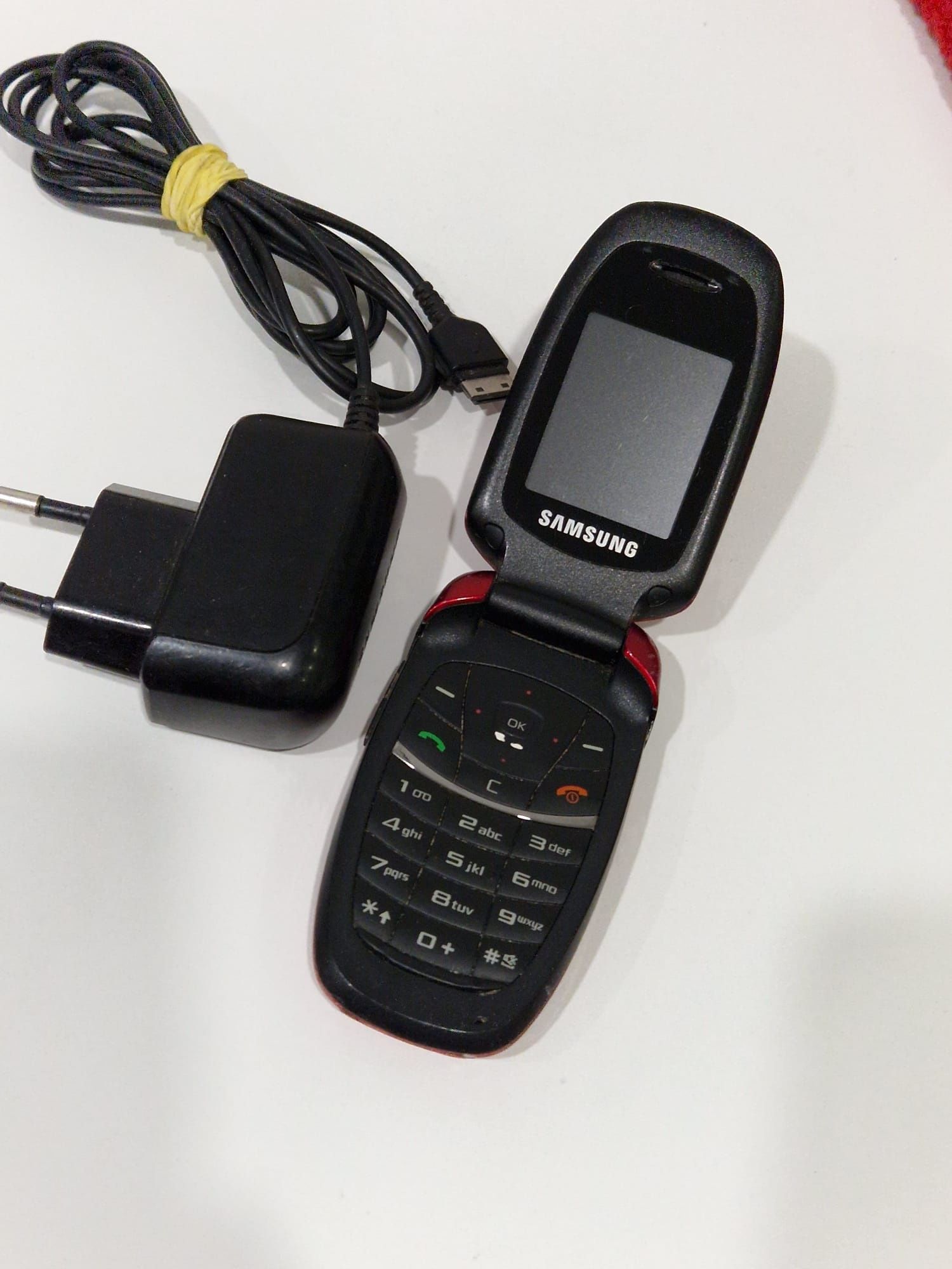 Telefon cu clapeta SGH-C520 cu incarcator