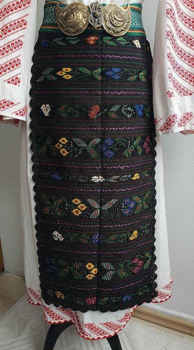 Costum popular (ie/camasa cu poala, catrinte, sorturi, fote, oprege)