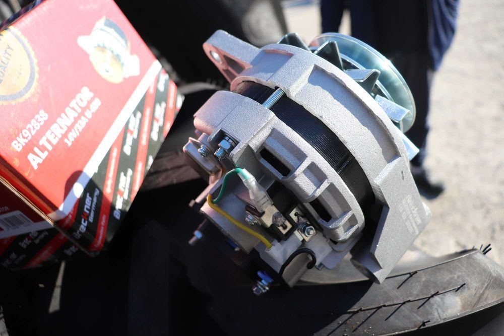 Alternator cu releu incorporat 14V/33A Tractor U650