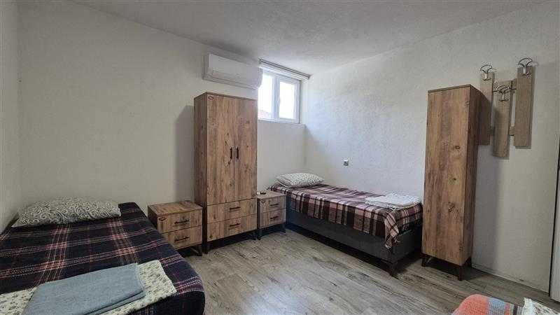 Стаи и легла за нощувки за работници и групи в с.Скравена