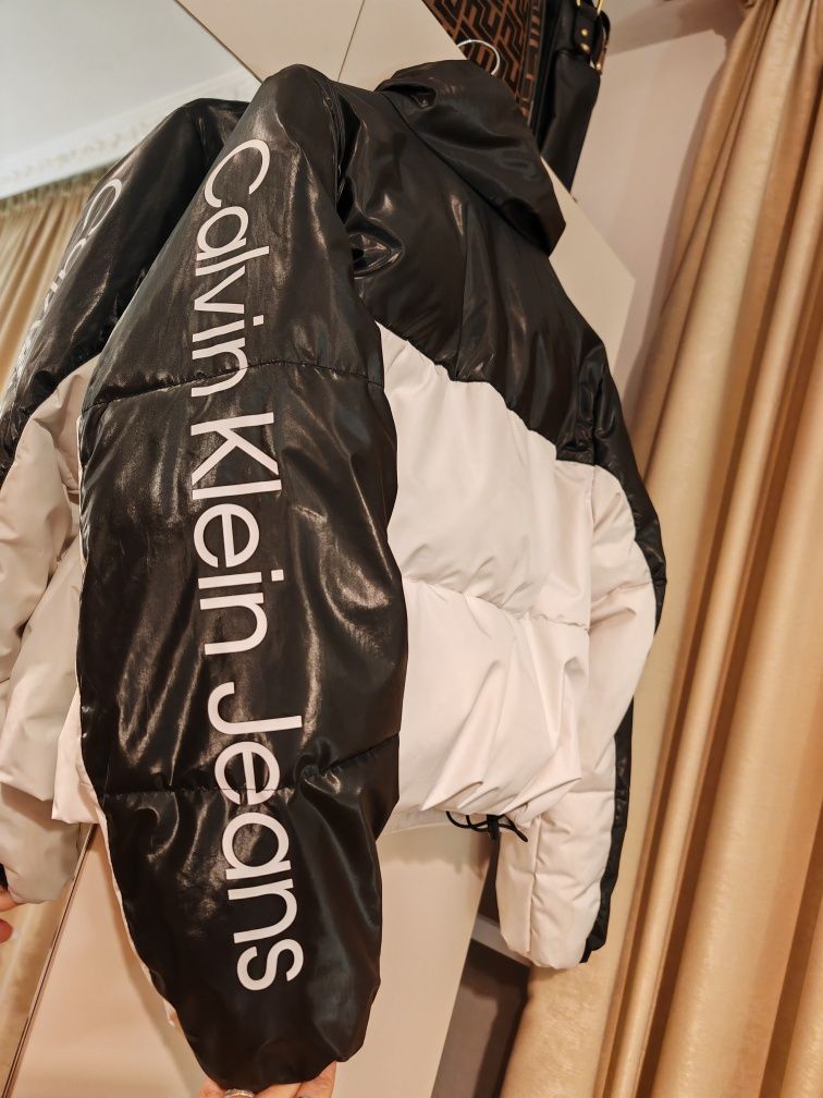 Пухено яке Calvin Klein в бяло и черно S