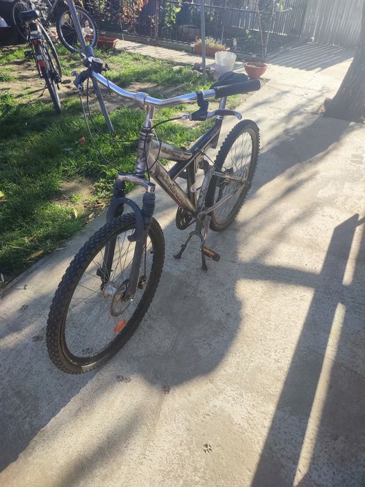 Vând montan bike