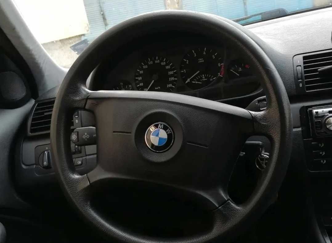 BMW 318i цената подлежи на коментар.