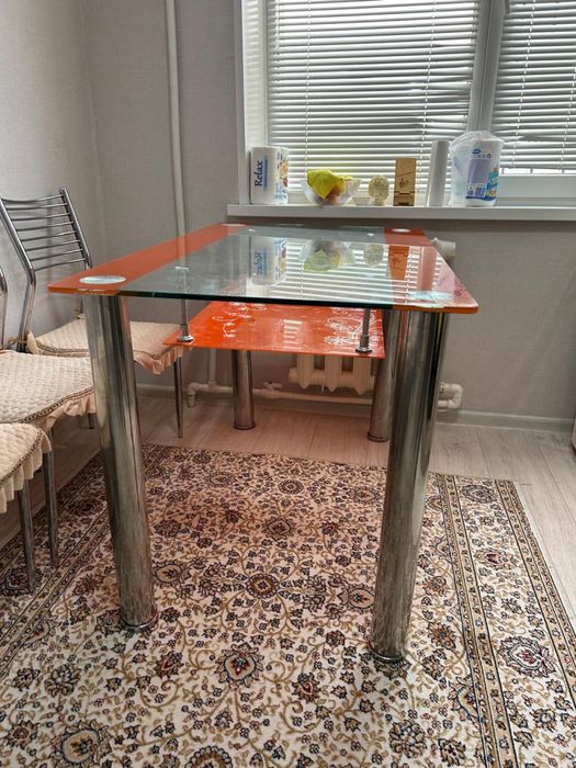 Продаю стол и 6 стульев в отличном состояний