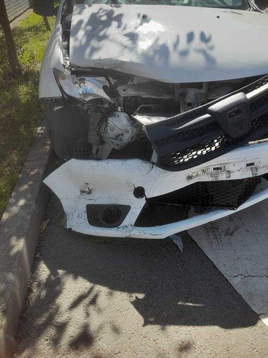 Vand Logan avariat impreuna cu autorizatie taxi