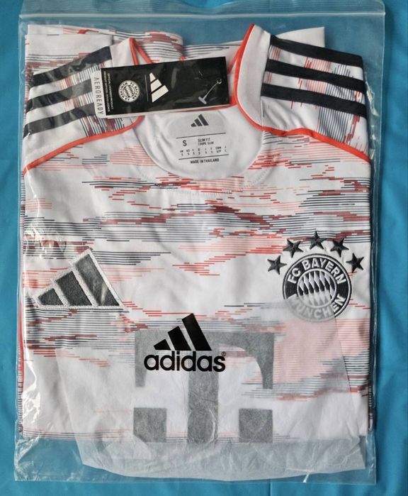 Футболен екип на БАЙЕРН МЮНХЕН 2025/26 гостуващ