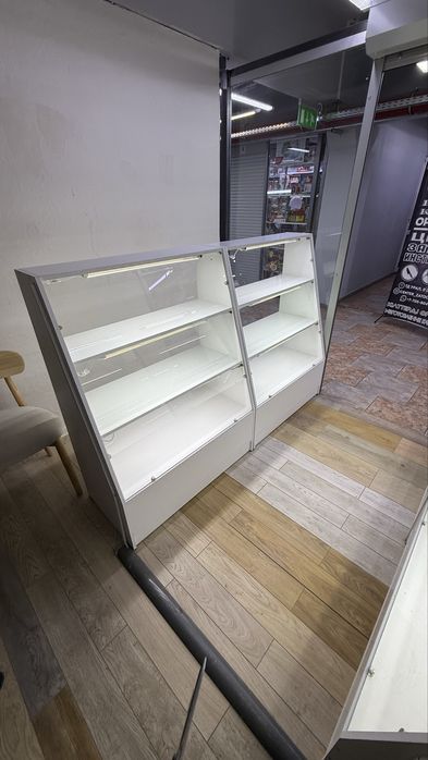 Косые витрины с подсветкой  в отличном состоянии
