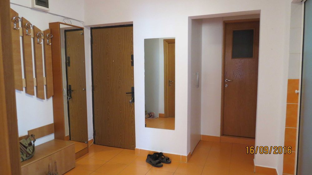 inchiriez o camera in apartament de 4 camere