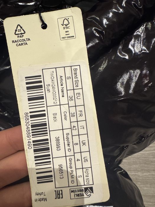 Лъскаво, черво, водоустойчево яке