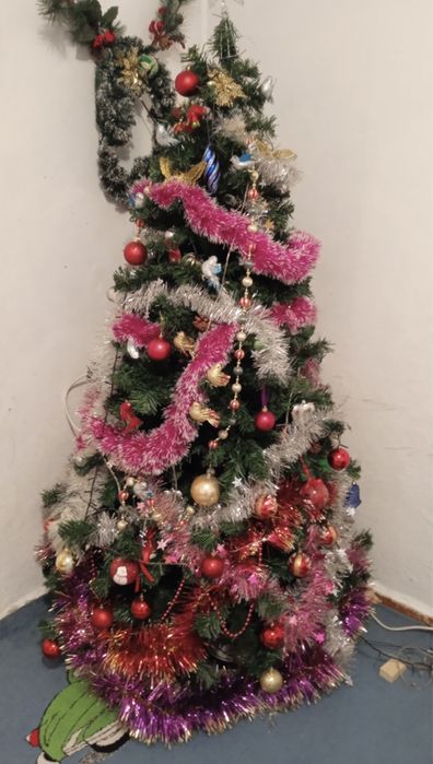 Продам Искусственную Новогоднюю Елку . 180 см Пушистая