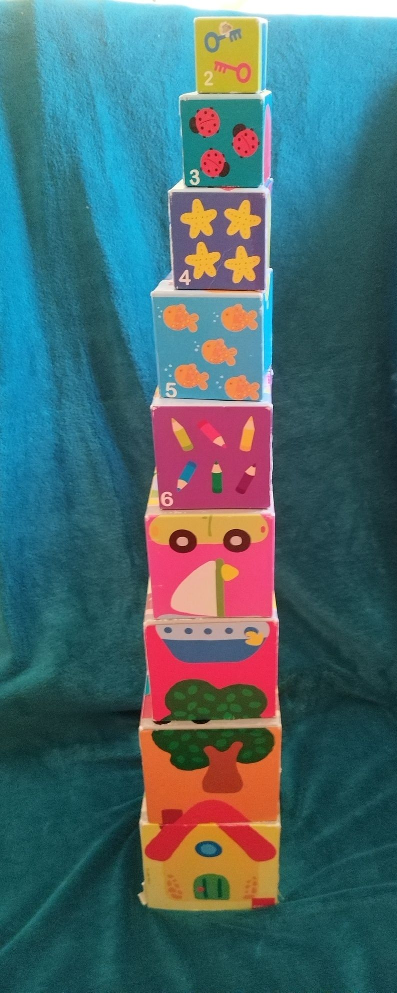 Vând jucărie de îmbinat turn din 8 cuburi din cartonpentru copii
