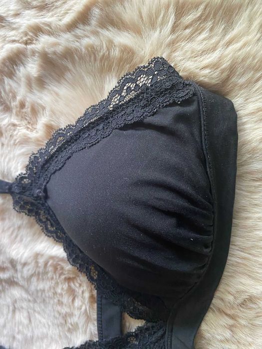 Bustiera neagră, cu burete, bretele subțiri si dantela, S/36