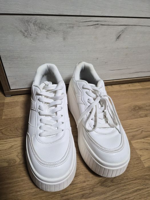 Дамски сникърси на различни марки