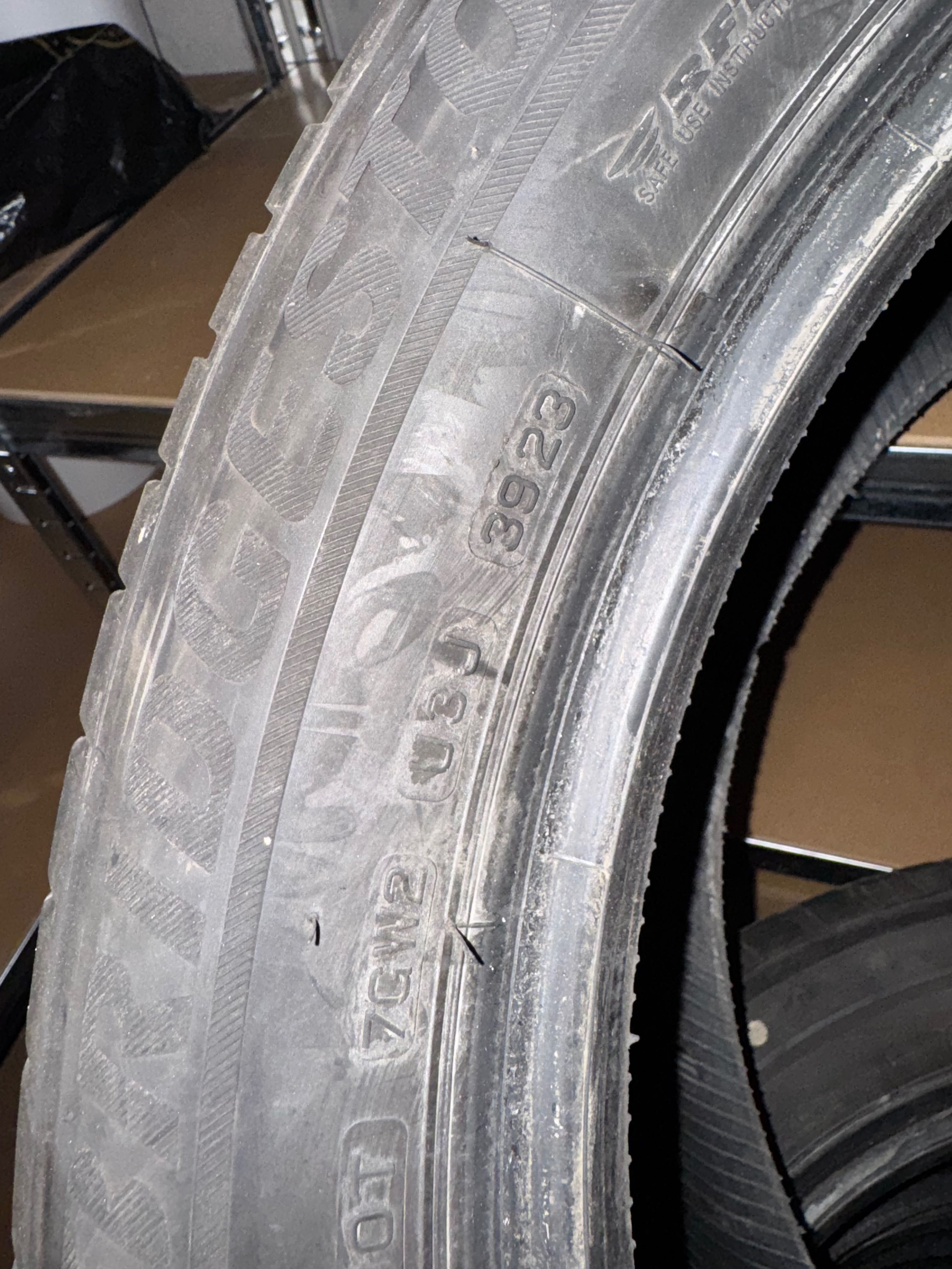 Зимни Гуми BRIDGESTONE BLIZZAK, 245/50R19, DOT 3923, 2024 год. Runflat