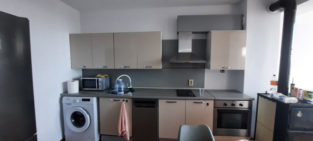 Модерна кухня с уреди