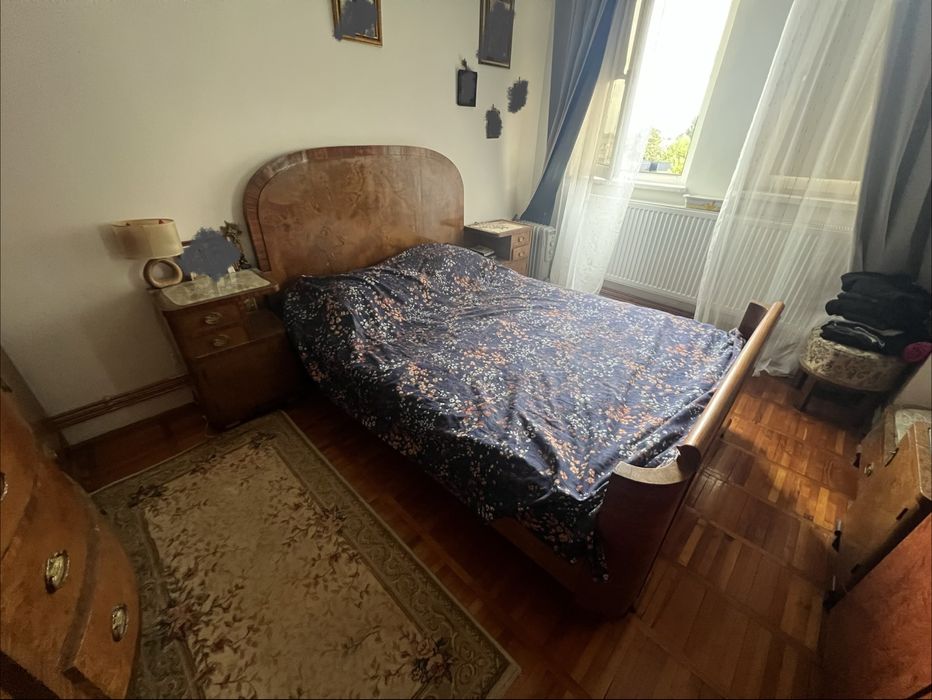 Mobila veche de lemn masiv