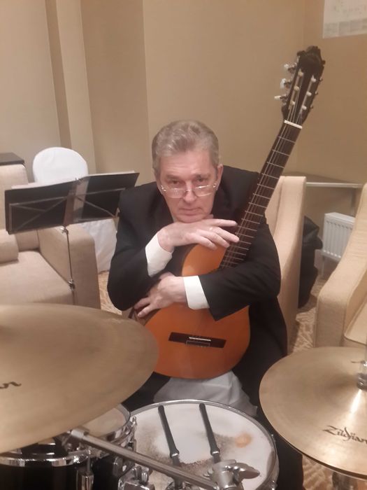 Обучение на гитаре, укулеле, бас гитаре.