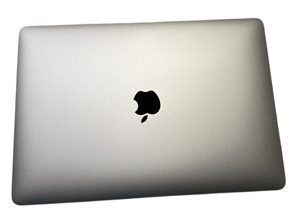 Продавам Macbook Pro 13 2017 Touchbar, 4 Thunderbolts, 8GB RAM, 256GB