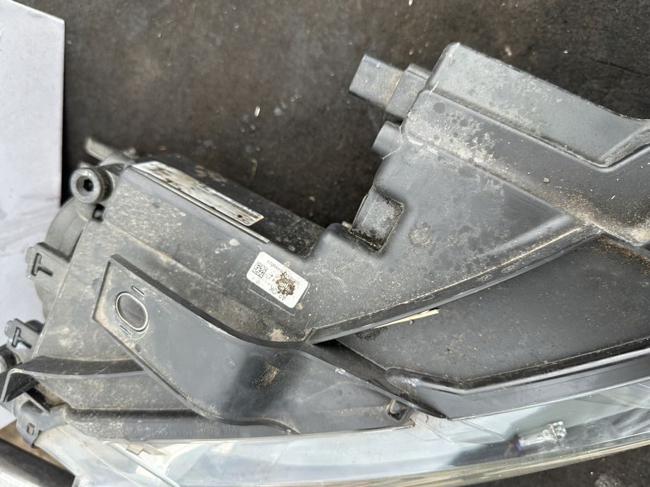 Десен или ляв Фар Audi Q3 8U 2012-2016 добро състояние 8U0941004