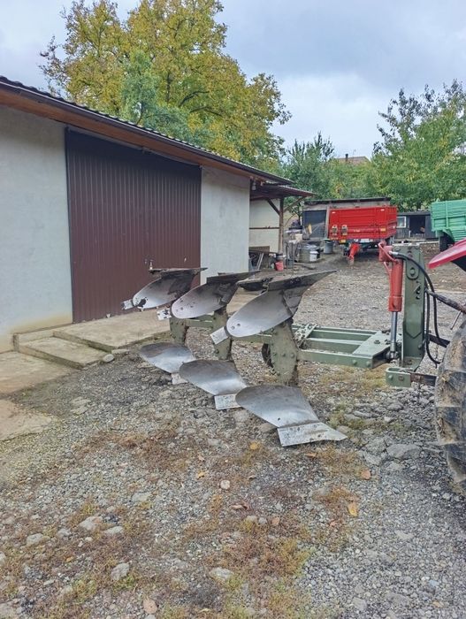 Vând plug reversibil cu trei trupițe