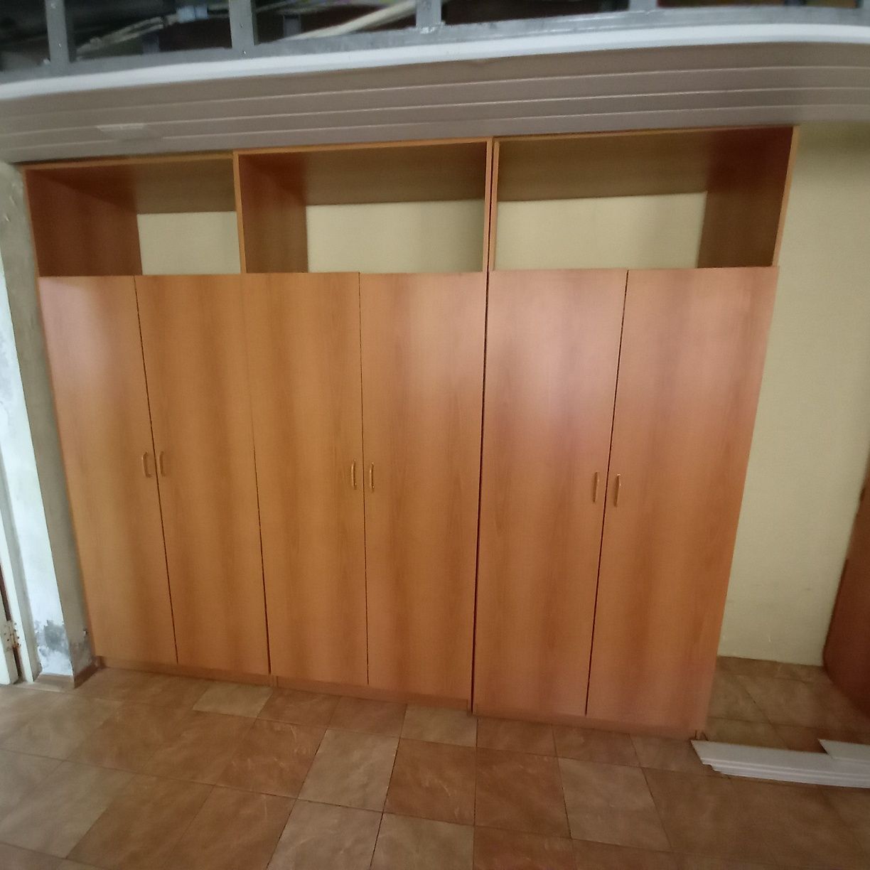 Столы компьтерные шкафы, стелажи