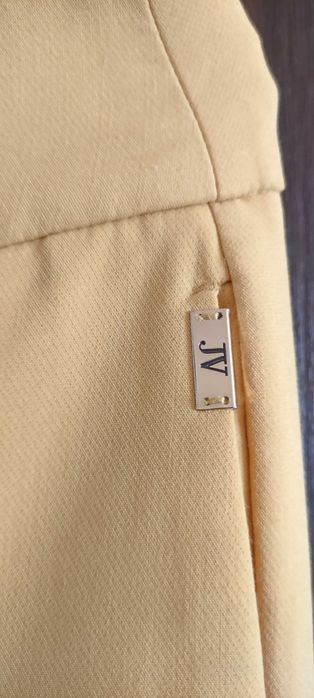 стилен марков жълт панталон с ефектни копчета