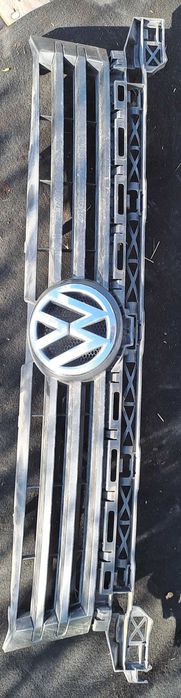 Решетка / Капачки / Нож предна броня Volkswagen Touran II 2015 1.6 TDI