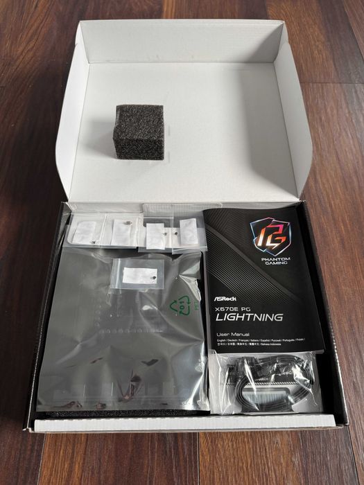 Placă de bază ASRock X670E PG Lightning (Factură, Garanție, Full Box)
