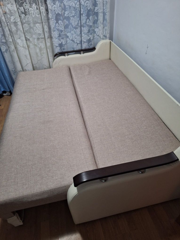 Canapea extensibila 200/140 cm , aproape nouă.