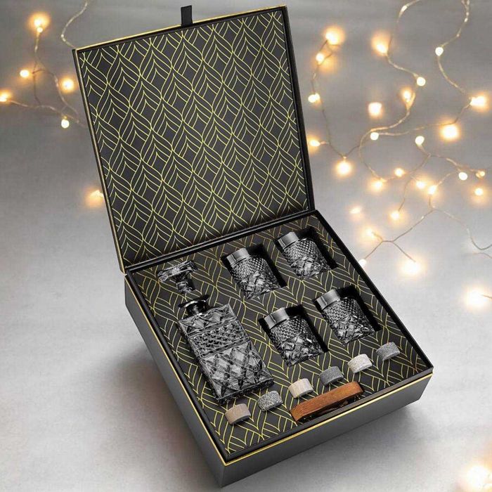 Set Cadou Whisky cu Sticla, 4 Pahare si Cuburi de Granit