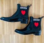 MOSCHINO - Ghete Chelsea de ploaie negre cu logo si inima