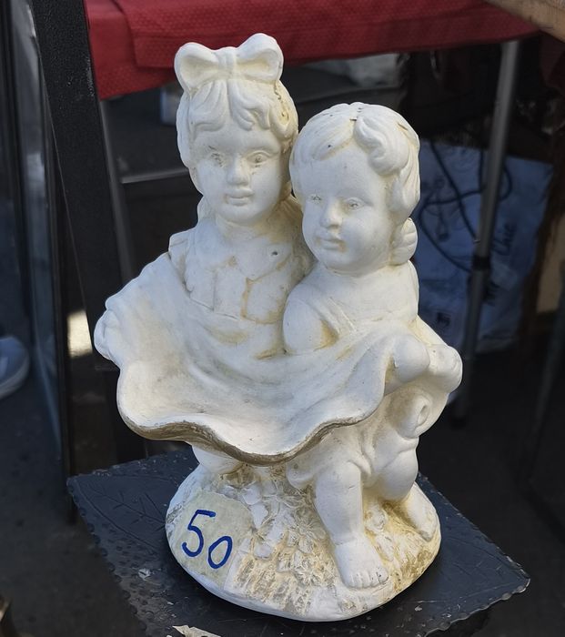 Statueta ceramica ,, inocența copilăriei " : fetiță și băiețel