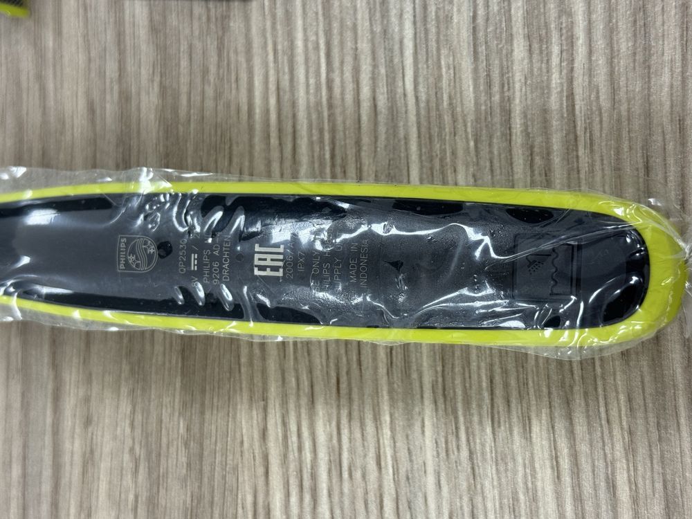 Aparat de barbierit si tuns barba Philips OneBlade QP2530
