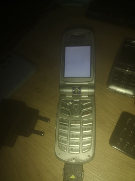 Lot telefone: samusng,lg,siemenis,mobiwire, de piese (475 toate)