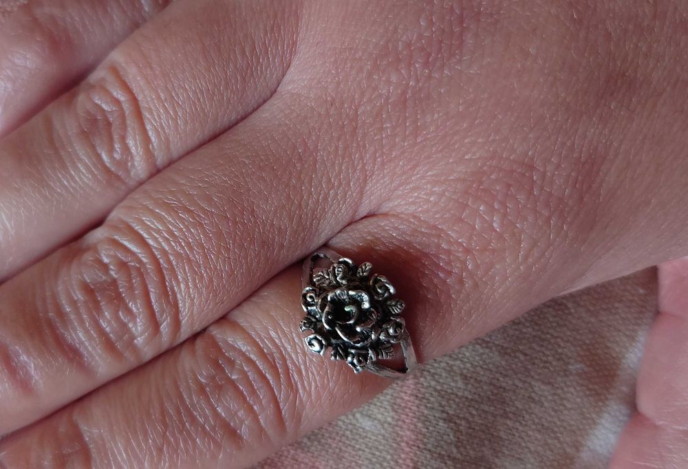 Сребърен пръстен с рози