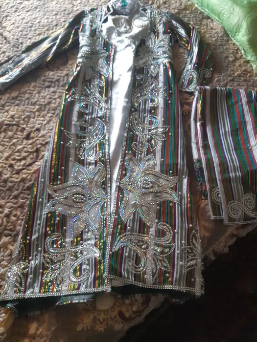 Beqasam toʻn oq koʻylagi bilan ishtoni bilan