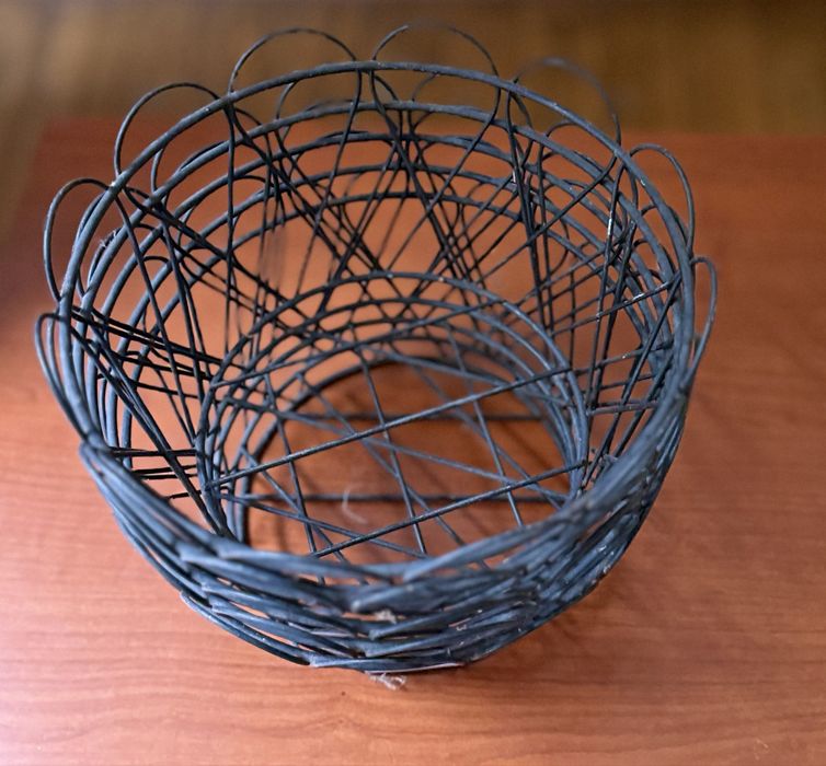 Suporturi metalice decorative pentru plante