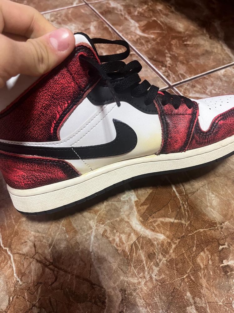 Jordan 1 mid Special edition se