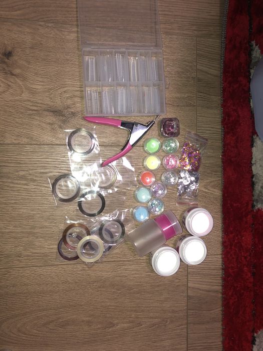 Vând produse de unghi