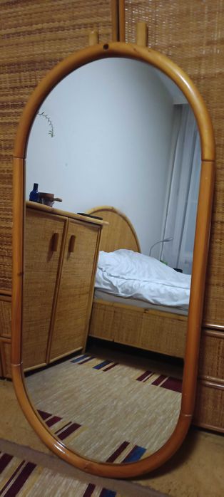 Продавам огледало с дървена рамка