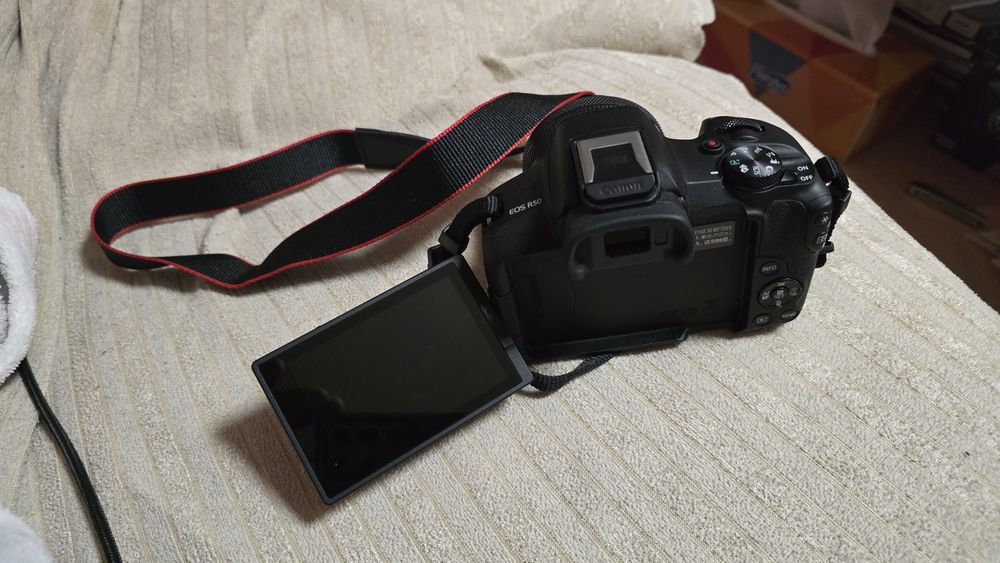 Canon R50 + Canon RF-S 18-45mm f / 4.5-6.3 IS STM