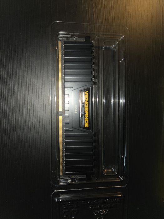 Doua module Corsair Vengeance  8 GB RAM DDR4