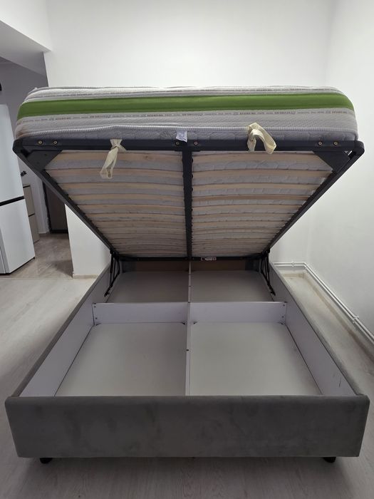 Vând pat tapițat 140/200, cu somiera rabatabila și ladă depozitare