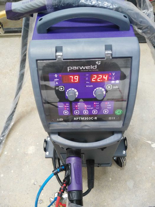 Синергичен инверторен заваръчен апарат Parweld + водно охлаждане